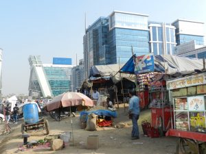 Echoppes traditionnelles devant les buildings de Cybercity